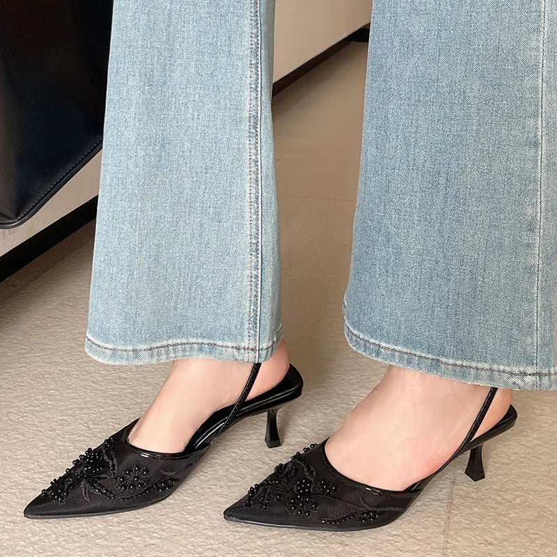 Sandalia Slingback Bordada con Flor – Tacón Fino Boda
