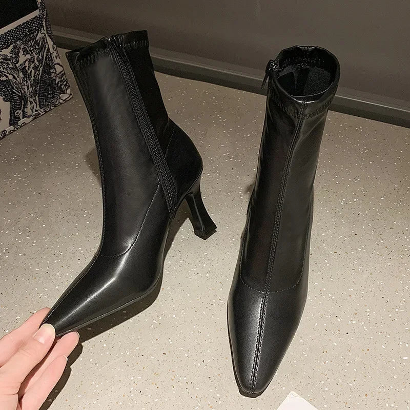 Botín Chelsea de Tacón Fino con Plataforma – Slip-On Leisure