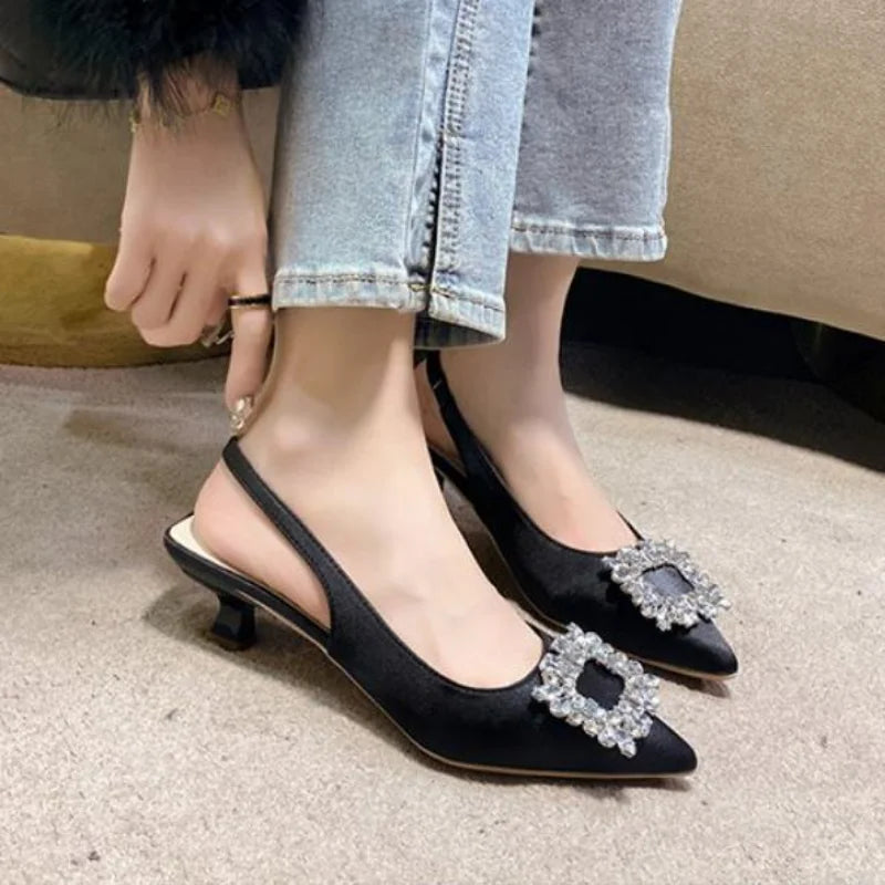Sandalia Slingback de Tacón Bajo con Diamantes