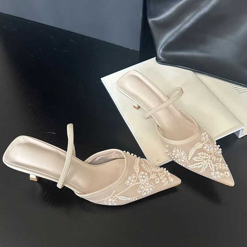 Sandalia Slingback Bordada con Flor – Tacón Fino Boda