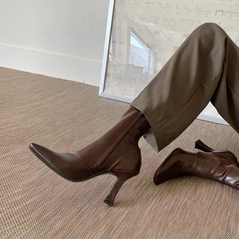 Botín Chelsea de Tacón Fino con Plataforma – Slip-On Leisure