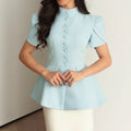 Blusa Blazer Negra con Cuello Alto y Manga Abullonada — Peplum Elegante de Oficina