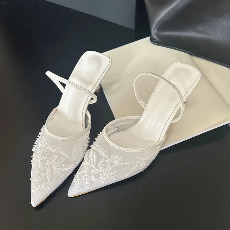 Sandalia Slingback Bordada con Flor – Tacón Fino Boda