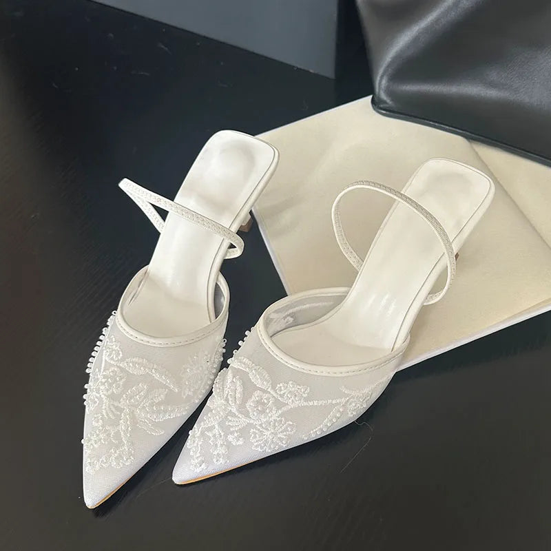 Sandalia Slingback Bordada con Flor – Tacón Fino Boda