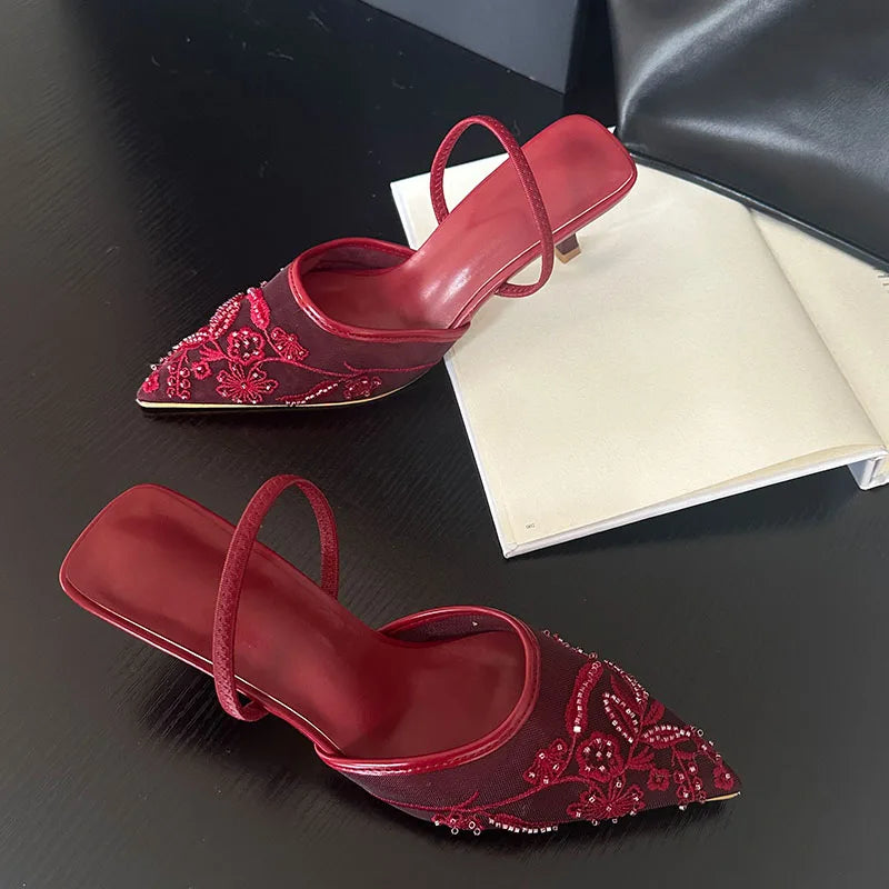 Sandalia Slingback Bordada con Flor – Tacón Fino Boda