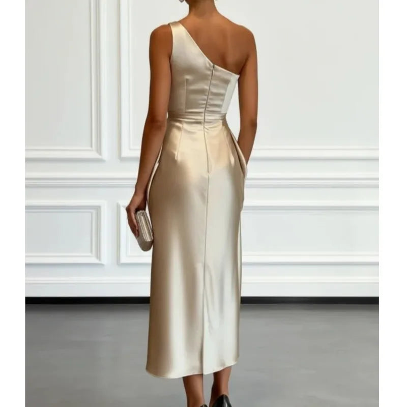 Vestido de Noche Satínado con Pliegues y Sin Mangas