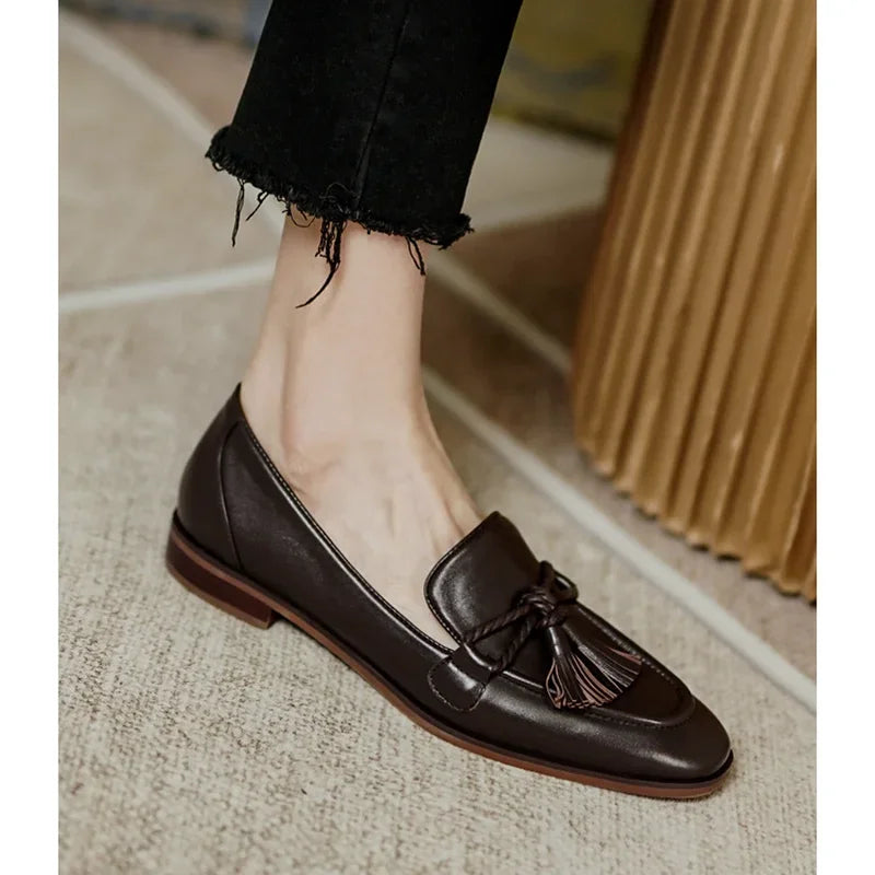 Mocasín Retro Británico con Borlas y Tacón Cuadrado Bajo – Casual Chic
