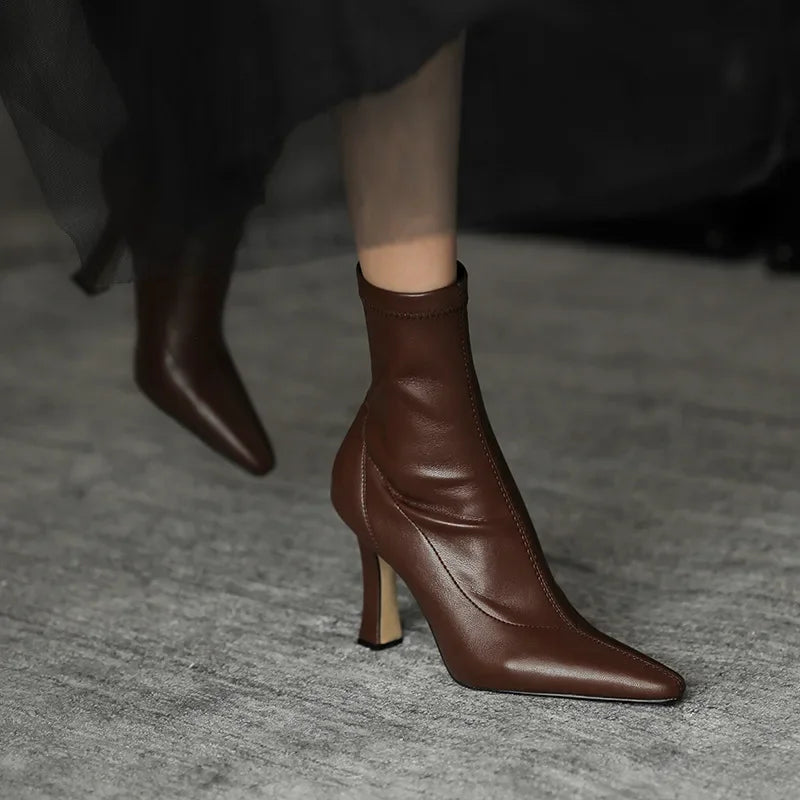 Botín Chelsea de Tacón Fino con Plataforma – Slip-On Leisure