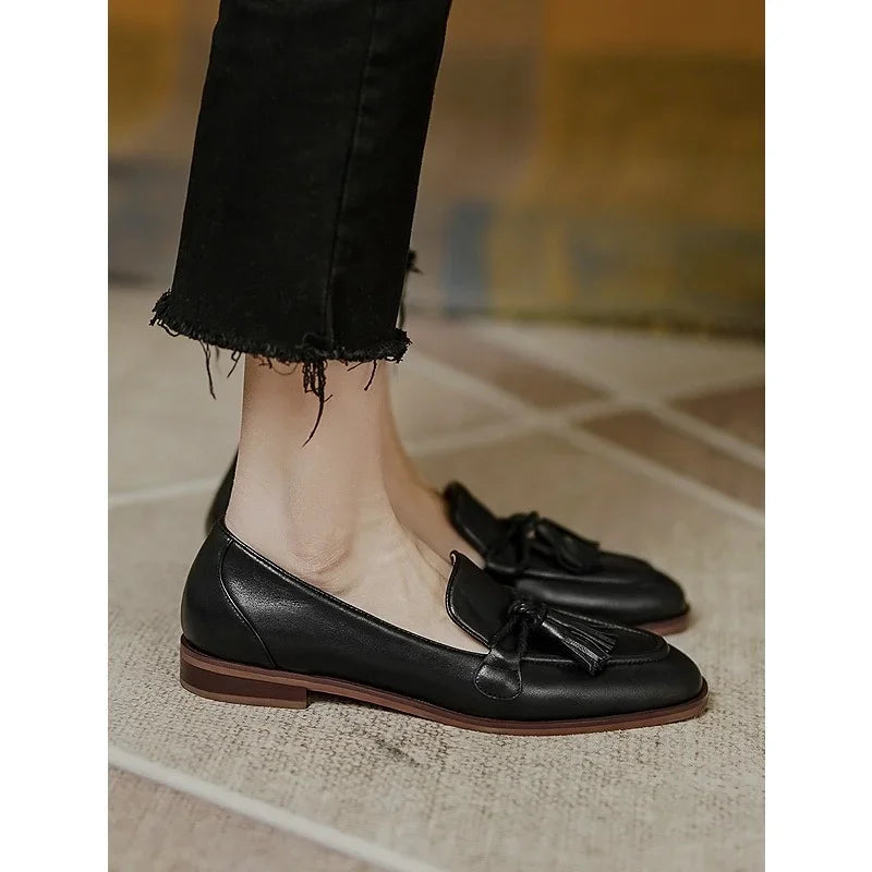 Mocasín Retro Británico con Borlas y Tacón Cuadrado Bajo – Casual Chic