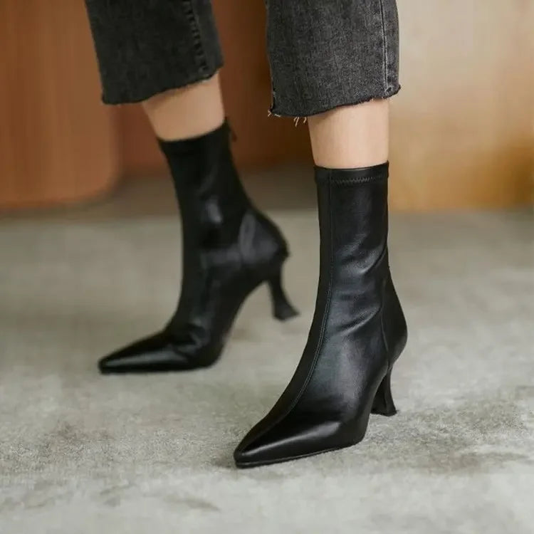 Botín Chelsea de Tacón Fino con Plataforma – Slip-On Leisure
