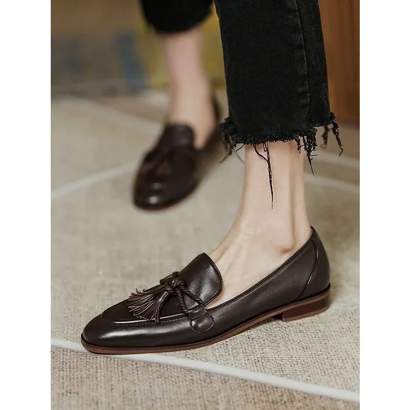 Mocasín Retro Británico con Borlas y Tacón Cuadrado Bajo – Casual Chic